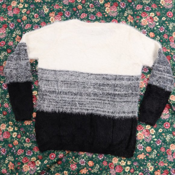 TOBI Fuzzy Sweater  	White/Gray/Black	Size	M - Picture 4 of 7